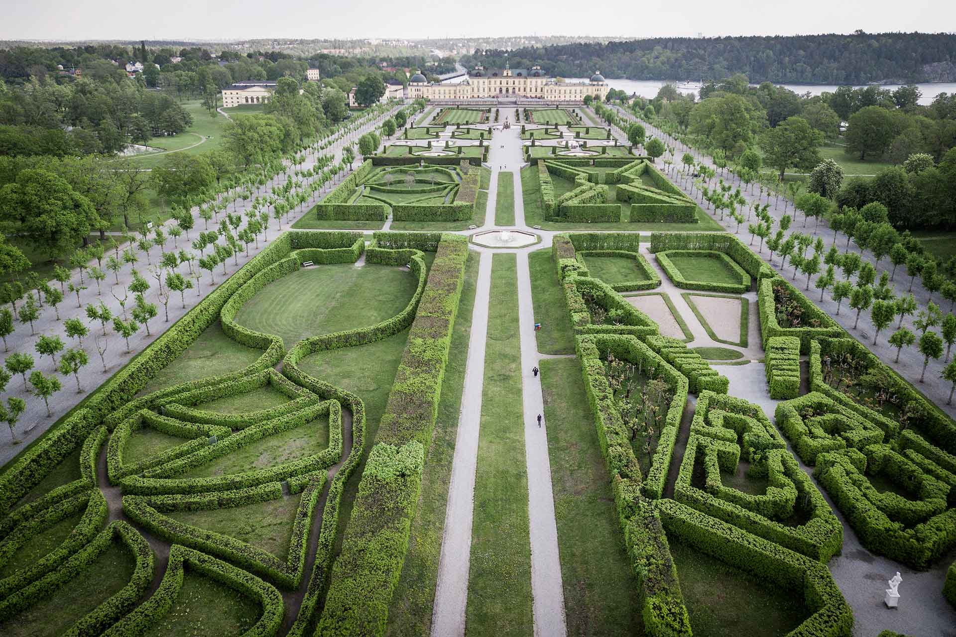 Flygbild över Drottningholms slott och slottets trädgård och labyrint.