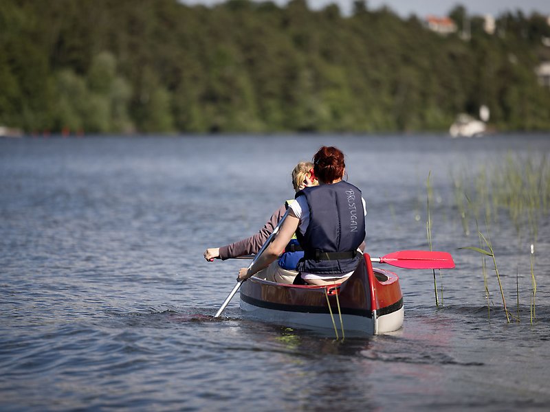 Två tjejer paddlar en kanot