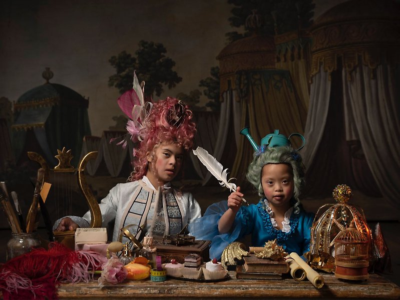 En flicka och en pojke har 1700-talskläder