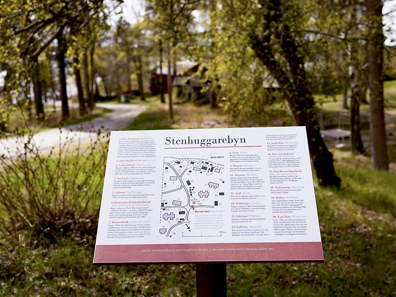 En skylt som visar området och beskriver de olika byggnaderna i Stenhuggarbyn.