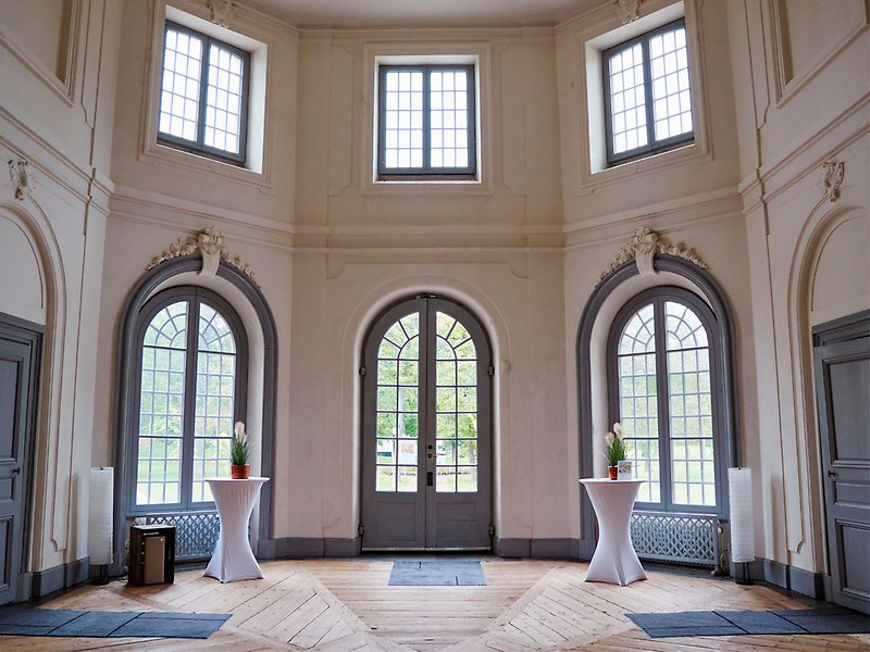 Svartsjö slott - En stor åttkantig sal med trägolv, spröjsade fönster och välvda dörrar med spröjs.