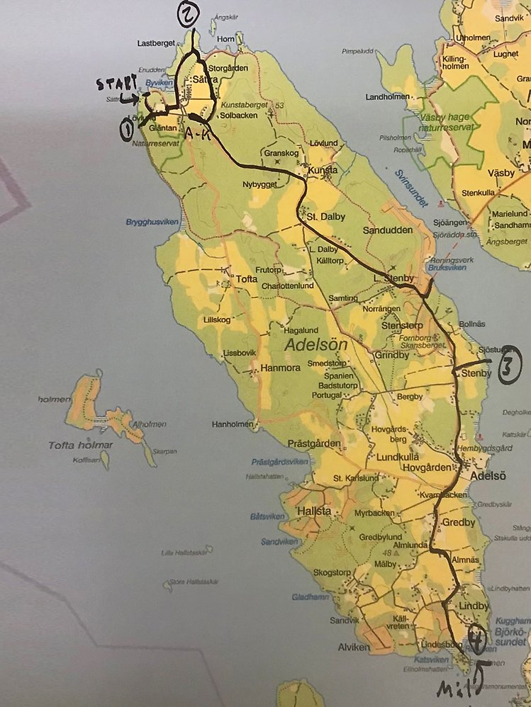 En karta där någon har ritat in vandringsleden med svart spritpenna.